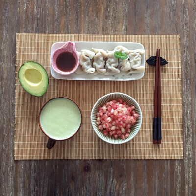 2015.11.10早餐记录:牛油果奶昔，虾仁人蔬菜水饺，石榴