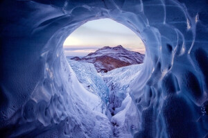 瓦特纳冰川国家公园(Skaftafell National Park) 位于冰岛南部的这个国家公园，不仅拥有欧洲最大的冰川，还囊括火山、峡谷、森林和瀑布。除乘船观千年冰河湖(Jökulsárlón glacier lagoon)外，这里的冰洞和极光也吸引了大量游客。