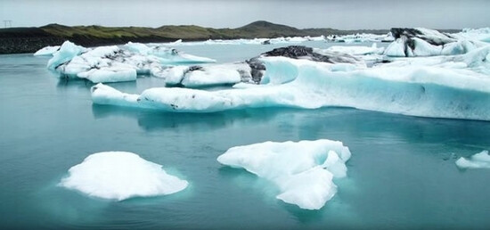 瓦特纳冰川国家公园(Skaftafell National Park) 位于冰岛南部的这个国家公园，不仅拥有欧洲最大的冰川，还囊括火山、峡谷、森林和瀑布。除乘船观千年冰河湖(Jökulsárlón glacier lagoon)外，这里的冰洞和极光也吸引了大量游客。