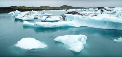 瓦特纳冰川国家公园(Skaftafell National Park) 位于冰岛南部的这个国家公园，不仅拥有欧洲最大的冰川，还囊括火山、峡谷、森林和瀑布。除乘船观千年冰河湖(Jökulsárlón glacier lagoon)外，这里的冰洞和极光也吸引…