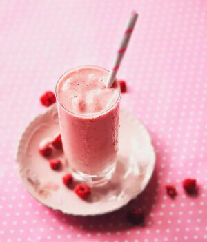 ❀【粉色浪漫树莓奶昔】---⑴原料：冷冻树莓0.5杯，冷冻桑葚10个，熟香蕉0.5个，亚麻籽1小匙，哈根达斯香草草莓冰淇凌1大匙，巧克力粉1大匙，原味酸奶0.2杯。⑵做法：1、所有的原料放进搅碎机打碎就好了。2、觉得太稠的话就适当加点果汁（芒果，菠萝，杏或桃都不错，给莓子的味道特别增色）。---PS:*做法是不是很简单呢？味道很棒哦~大家可以尝试放酸奶，或是豆浆（没错，比如黑豆浆），和各种水果或果汁。不过既然是自己动手，就尽量用新鲜的水果吧。不用现成的冰淇凌，加点鲜奶油也可以。