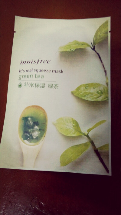 今晚开敷 ！innisfree 真萃鲜润面膜——绿茶（补水保湿）。有一个星期没敷了 觉得脸干干的 还有点黄黄的呢 缺少面膜的滋润 真的不行啊 本来单身狗就够苦逼的了 敷个面膜 好好休息放松下吧╭(╯ε╰)╮