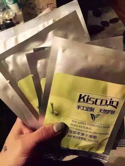 KISCO.IN 瑞士顶级苹果干细胞蚕丝面膜 30ML 重组细胞。只要敷过一次就会爱上。尤其针对电脑一族、熬夜一族、皮肤特别的灰暗无光泽，只要28天就可以意外的发现，皮肤恢复了亮彩光泽、保湿度、剔透度、美白度都非常的…