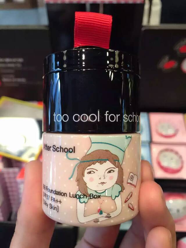 too cool for school 把bb霜、固体高光和遮瑕膏三合一完美融合在一起 独特的设计 完美的外包装 方便携带也可做包包挂链哦~ 闲暇时候补个妆 WA WOO~ 简直太超乎想象了！！！ 1号颜色更亮白 2号更滋润些哦~ 使用方法1⃣用遮瑕膏（肤色）遮盖斑点和黑眼圈，不要一次取足量，每次取一点点，多次遮盖效果更好2⃣取适量BB粉底，涂于脸部，涂完之后用手轻轻护住脸部，手的温度可以使粉底液更好的吸收更自然3⃣在T区和颧骨、下巴边缘等处涂上高光霜（粉色），可使妆容更具立体感，打造艺术照的效果。