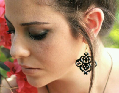 材质以皮革和橡胶为主，融入剪纸元素的创新饰品，在欧美市场价格在10～100欧元不等。（本人非代购，勿扰。）