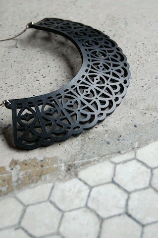 材质以皮革和橡胶为主，融入剪纸元素的创新饰品，在欧美市场价格在10～100欧元不等。（本人非代购，勿扰。）