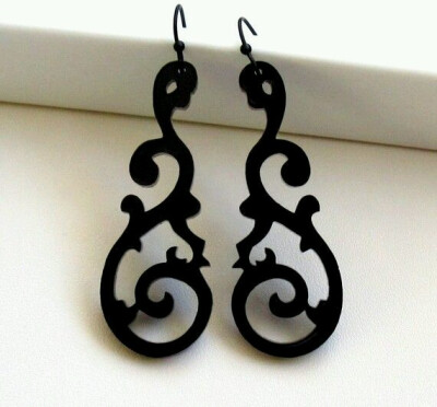 材质以皮革和橡胶为主，融入剪纸元素的创新饰品，在欧美市场价格在10～100欧元不等。（本人非代购，勿扰。）