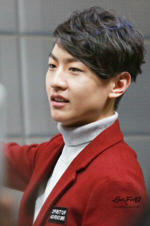 【1111青zg-粉丝前线】【p9】@LustforU着迷_青宇：#王青# 151109 爱奇艺音乐榜录制 冷风吹 冷风吹 你在思念谁@王青ZG | o(・●・)o之前一直忙，饭圈都退了，我想着今天单身狗节，我不能一个人狗带，先po个二转系列 继续给青宇搞建设吧……