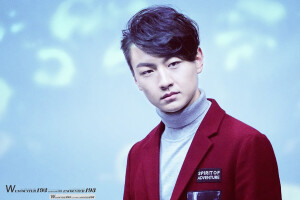 【1110青zg饭拍-@ENCOUNTER_193】【p2】#邂逅王青##王青我是谁# 他仿佛一片寂静深海，在宛若风吟的细浪里染着清冽的颜色，期许我变成一条鱼，能够与你偶然相遇，在你暮然回首的笑颜里寂静欢喜今夏 官方版 http://t.cn/RUSKZut