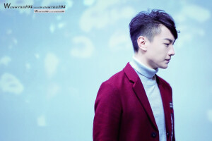 【1110青zg饭拍-@ENCOUNTER_193】【p3】#邂逅王青##王青我是谁# 他仿佛一片寂静深海，在宛若风吟的细浪里染着清冽的颜色，期许我变成一条鱼，能够与你偶然相遇，在你暮然回首的笑颜里寂静欢喜今夏 官方版 http://t.cn/RUSKZut