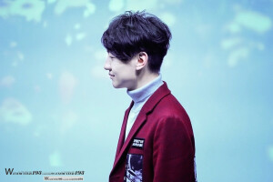 【1110青zg饭拍-@ENCOUNTER_193】【p4】#邂逅王青##王青我是谁# 他仿佛一片寂静深海，在宛若风吟的细浪里染着清冽的颜色，期许我变成一条鱼，能够与你偶然相遇，在你暮然回首的笑颜里寂静欢喜今夏 官方版 http://t.cn/RUSKZut