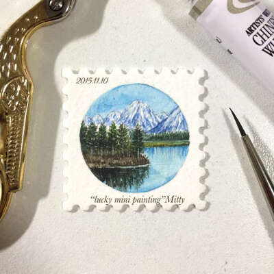 lucky mini painting】[心]Day 11.10 邮票形式的mini画～小小的画中呈现了雪山、树林、湖面～而且不能缺少细节和立体感～真的很有趣也很可爱～size28*28mm“每天早上叫醒你的不是闹钟，而是梦想!”