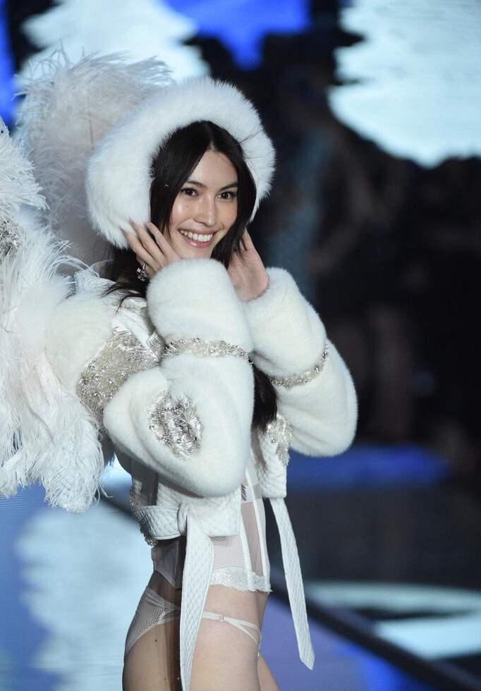 #维多利亚的秘密2015# Victoria's Secret Fashion Show 2015—— 何穗。连续五年登上VS秀，成为登上VS秀最多的中国超模。而且在VS秀20年的历史中连续走5年的非签约天使不足十人。这是仙姑在Ice Angels&amp;quot;冰雪天使&amp;quot;版块的秀。