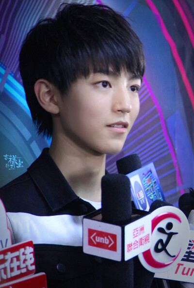 王俊凯# #TFBOYS王俊凯# #TFBOYS# 150411 北京音悦V榜群访 cr：TFB-吉祥三宝