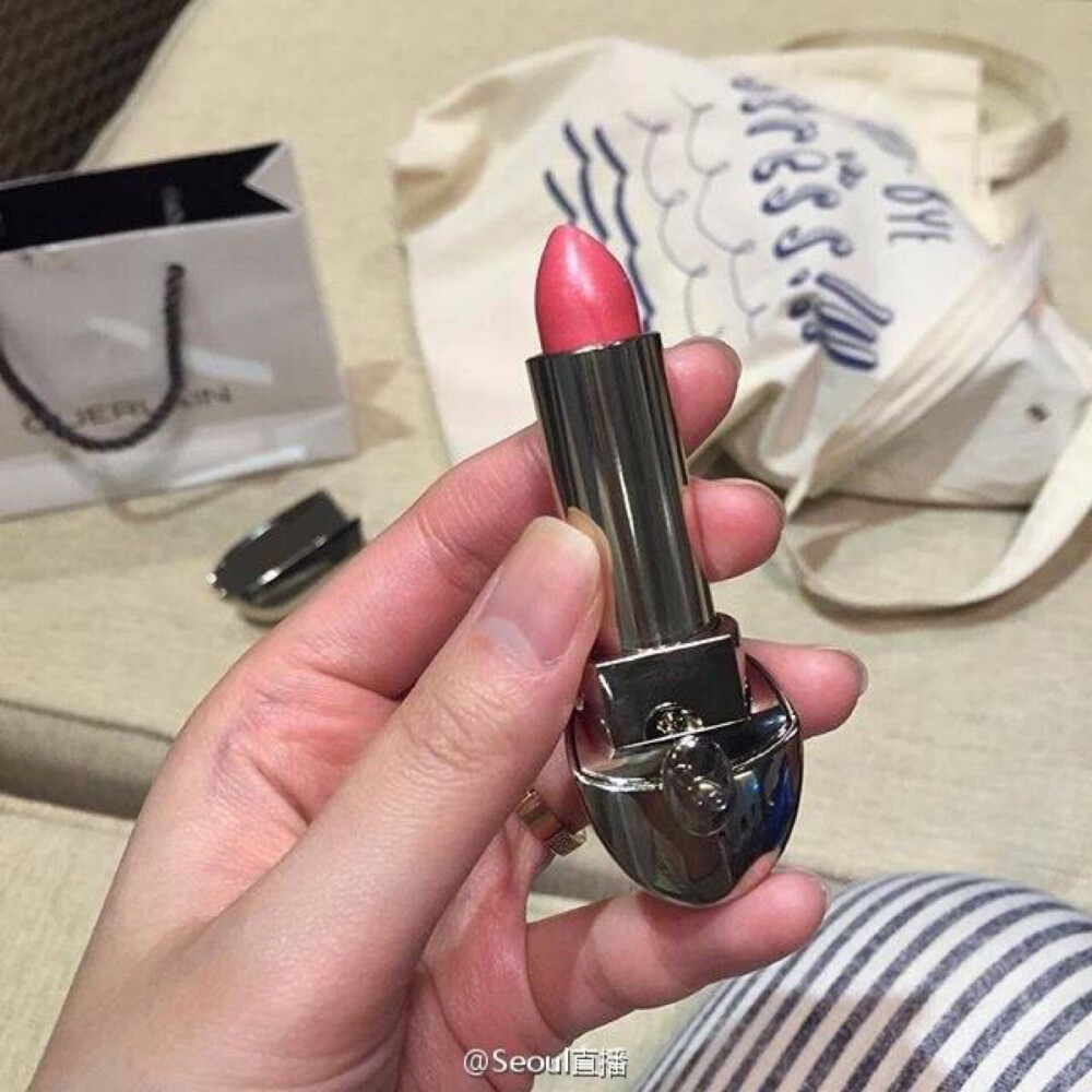 Guerlain娇兰限量版Rouge G唇膏 里面还镶嵌一面小镜子方便随时补妆 大赞！