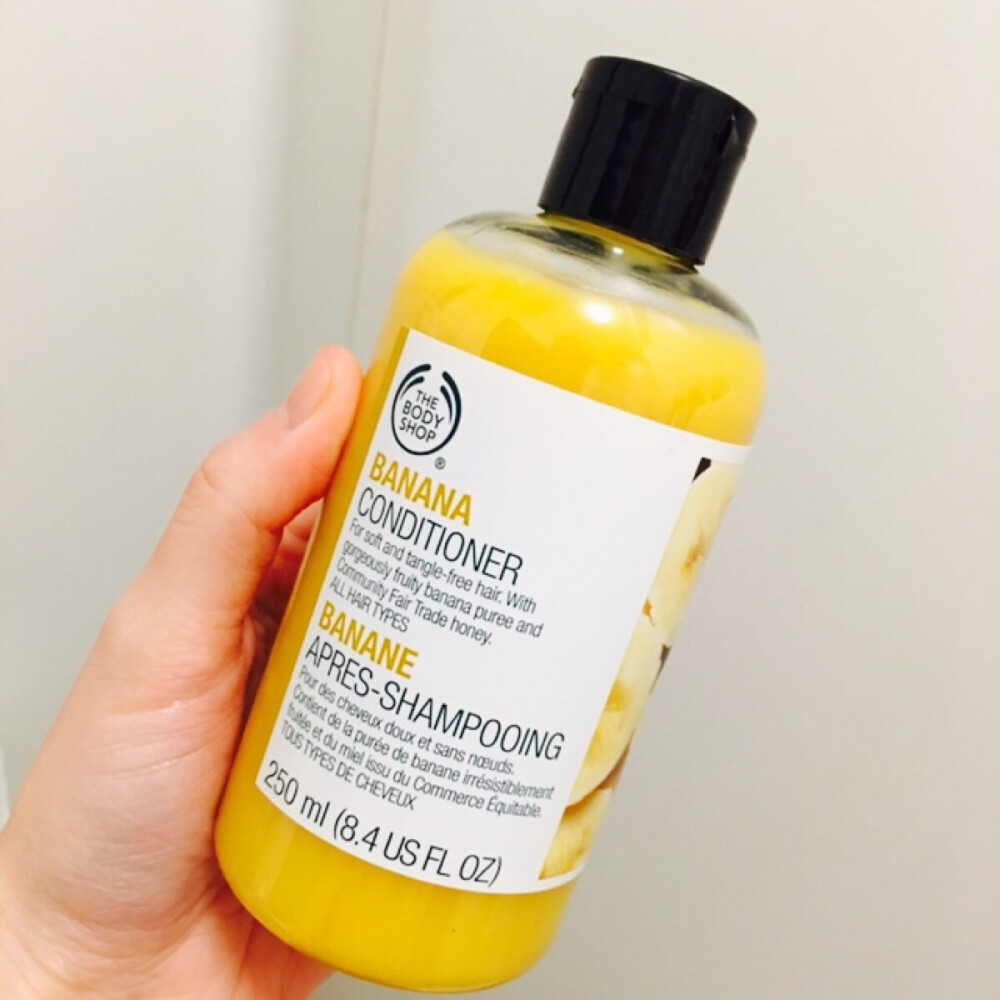 the body shop 香蕉护发素 也是他们家明星产品味道果断很特别 香蕉的味道很可爱 不是很油的护发素 如果发梢很干需要修护的姐妹们可能会觉得不够润。回看心情回购 比如拼单的时候。不会特地去买