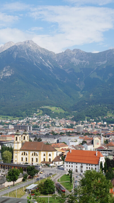 Innsbruck, Tyrol, Austria。奥地利茵斯布鲁克，位于位于奥地利西南腹地，因河之畔，是蒂罗尔州的首府。茵斯布鲁克的意思是“茵河上的桥”，经典的中世纪建筑艺术坐落在迷人的冰川山谷中是茵斯布鲁克独特的画面。这…