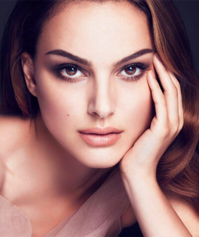 她的智慧远胜美貌。