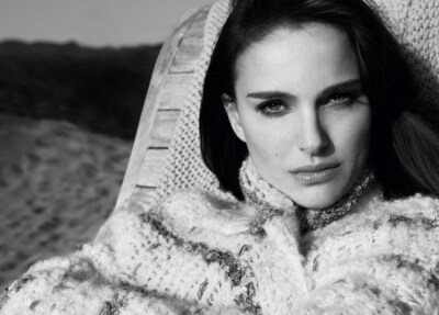 魅惑的眼神，似乎已经看穿结局。