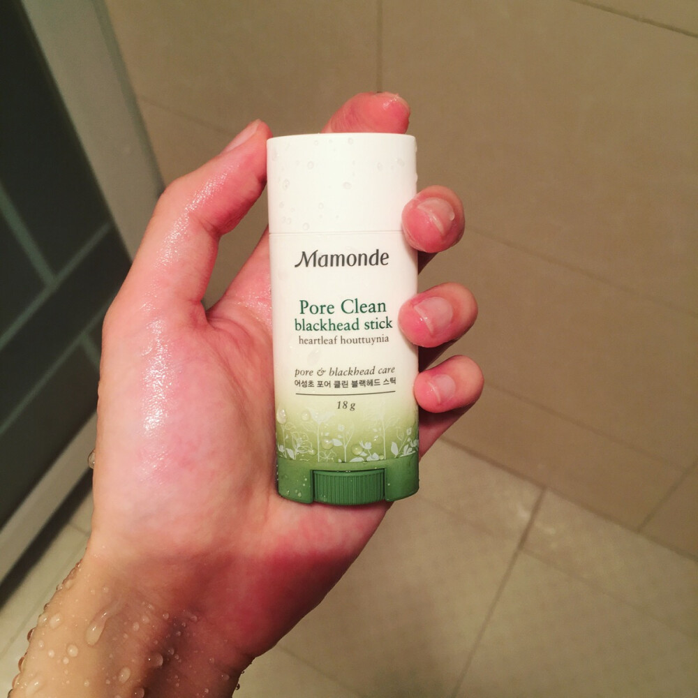 梦妆鱼腥草去黑头棒 跟风入的 两极分化好像比较严重 所以还是觉得护肤品这类东西得自己试了才能说效果 清洁黑头我觉得效果不大 我放在卫生间
洗完澡没事就磨一磨 对于白头感觉还有用一点 每次效果都不是特别大 但磨完鼻子会滑滑的 长期坚持应该会有效果
一般用了以后我会用城野医生毛孔收敛水敷一敷 去黑头是一项长期活动 要坚持才看的到效果吧～