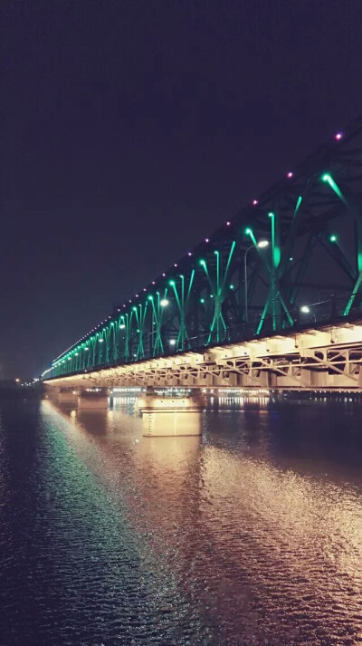 #堆糖遇见坚果#在襄阳呆了一年多，一直没有好好的去看看这座城市。一段感情走到尽头。一个人走走逛逛。才发现原来这里也可以这么美。