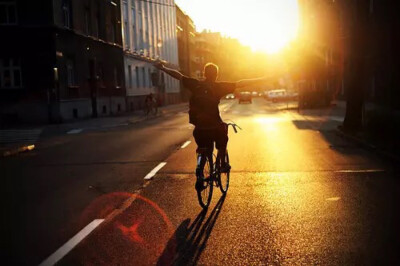 一个人。一个人の生活。夕阳。自行车。#心情文字#没有无法忘记的昨天，没有触不到的彼岸，没有永不天明的黑夜，也没有不会退却的悲伤。只要你想，只要还记得太阳升起的方向，终会得到幸福。