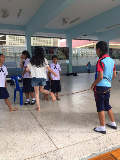 在huahin school 看到课间休息的学生们在玩跳高，姐也上前去凑起了热闹，玩起了跳皮筋，&amp;quot;小皮球一毛一……&amp;quot;