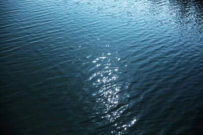 天空是永远平静的湖水，湖水是永不平静的天空。