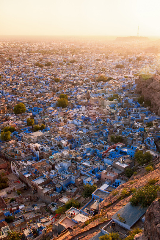 Jodhpur,India (by Andrea Moroni)。印度焦特浦尔，位于塔尔大沙漠的边缘，是拉贾斯坦邦的第二大城市。焦特浦尔是座沙漠中的艳丽之城，街两边的房子不论大小、贫富，一律粉刷成蓝色，映着头顶天空的湛蓝，房子也呈现出不同浅蓝、天蓝、水蓝、深蓝、靛蓝，行走其间，令人沉醉。当你爬上焦特浦尔最伟大的建筑——梅黑兰格尔堡眺望全城，那一抹艳丽的蓝色一定让你久久震撼。而走进焦特浦尔的小巷，会发现更加多彩的印度生活，如同女人们的头巾一样斑斓，扑面而来。