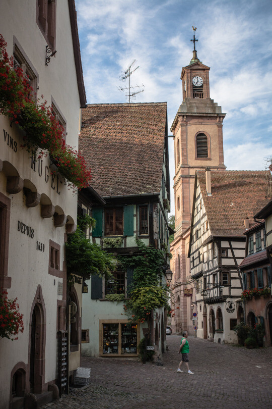 Riquewihr, Alsace,France (by Raphael Hérédia)。酒城利克威尔是法国阿尔萨斯大区（Alsace）的小镇，距北部的科尔玛（Colmar）15公里。座落在酒乡之路旁边的一处山谷中，整个小城寻觅不到一丝现代建筑的痕迹，仿佛历史的演义在这里突然停滞，使之永远定格在古朴纯美的十七世纪。因风景如画的中世纪艺术和建筑闻名于世。