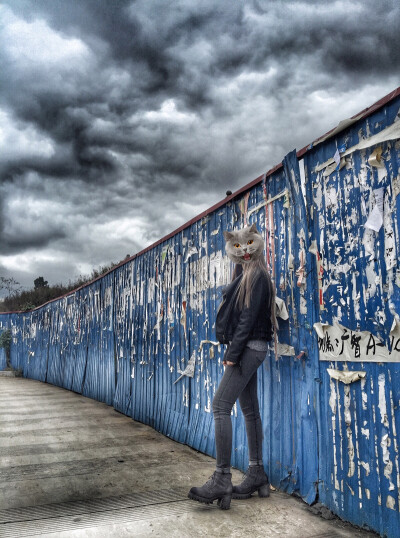 天空灰的像哭过，离开你以后并没有更自由_