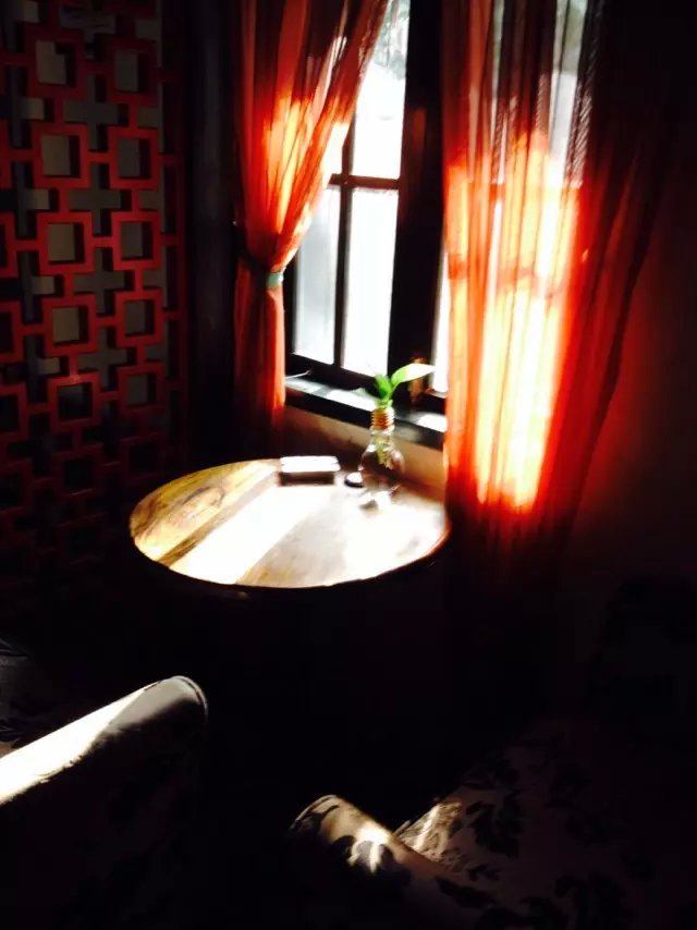 #堆糖遇见坚果#梦想就是开家这样的小店铺，过自己的日子。就算生意清闲，也不在乎。约二三好友，在冬日阳光下，喝我冲的咖啡，闲谈。