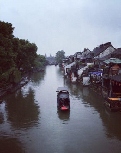 #堆糖遇见坚果# 江南古镇--西塘。小桥、流水、人家，烟雨朦胧中的她，显得更安静…静静地坐在小船里，听着音乐，随着船桨的摆动而摆动，悠然地欣赏着你所能见到的一切祥和的景…