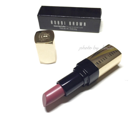 【种草。安利】Bobbi Brown Luxe Lip Color 色号soft berry 拿到手发现和之前网上那个试色有色差 但是上嘴就是很好看的豆沙粉！金管子很有质感 拿到手还有重量 唇膏质地满润 好上色 这个系列不错 可以去收你喜欢的颜色！