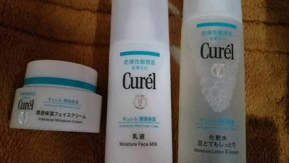 #用过我就晒#日本花王curel 淘宝购入价 套装350左右 本人干燥敏感肤质 使用时间两周 整个套装气味清淡 质地清爽不油腻 用完之后感觉很补水面霜滋润 会回购