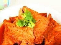 卤油豆腐  材料  大四方油豆腐4块，水100㏄，A.沙拉油2大匙，砂糖1又1/2大匙，酱油2又1/2大匙，B.五香粉1/4小匙，白胡椒粉少许 做法  1.将油豆腐放入滚水中汆烫后，捞起备用。  2.锅中放入调味料A，以小火煮开。 3.再加入作法1的油豆腐略煮片刻，然后注入水，以中火煮开后，转小火卤至油豆腐入味（约30分钟）。  4.最后加入调味料B煮匀即可。