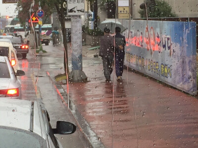 #萄离平庸# 济州岛雨中街拍，不必想太多，看到的就是爱
