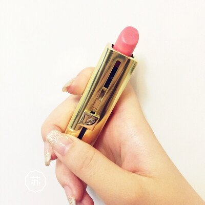 #Guerlain#娇兰一触倾心唇膏，颜色#173金粉色，不容易掉色，粉嫩粉嫩的非常适合夏天清新装扮。外观设计也区于其他唇膏，可以一试。