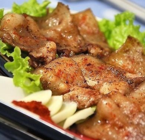 绿茶烤肉 材料  食材：五花肉、生菜  配料：绿茶、生抽、胡椒粉、椒盐、孜然粉、辣椒粉、蒜瓣  做法  1、新鲜五花肉洗净。 2、切成1.5毫米左右厚度的薄片。（可提前冷冻，待五花肉半解冻状态最易切薄片）  3、取适量绿茶，用水温85度左右的水冲泡。 4、待茶水自然冷却后，倒入五花肉肉片中腌制34个小时。  5、将茶叶和茶水倒出，倒入适量生抽。  6、放入胡椒粉、椒盐、孜然粉、少许辣椒粉调匀。 7、平底锅加热，将肉片均匀摆入锅中中小火煎制，将油煸出两面金黄后即可出锅。  8、搭配生菜、蒜瓣或汁料食用。