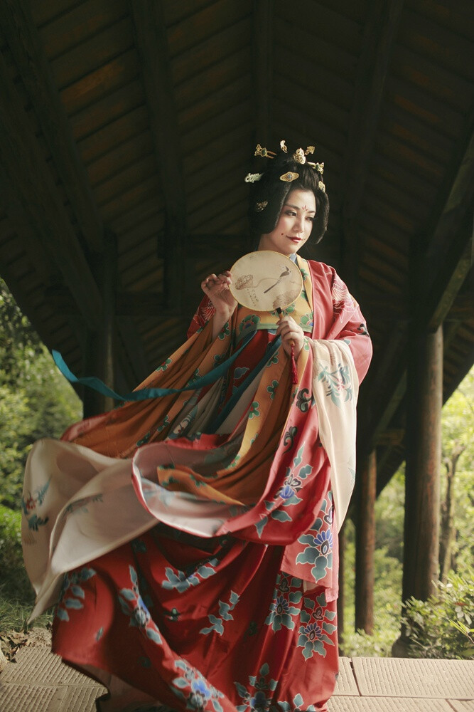 目琼琼兮情感。佩随香兮夜闻，肃肃兮愔愔。