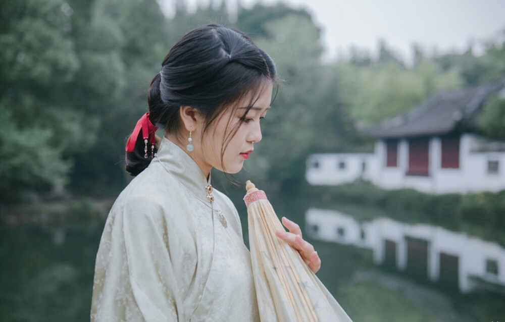 红藕香残玉簟秋。