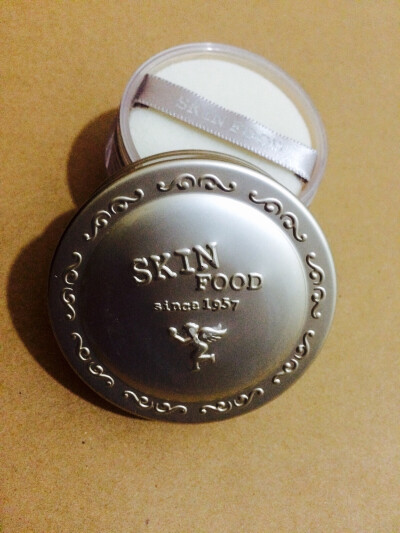 【Skin Food荞麦散粉】，粉质细腻上脸哑光而且吸油效果较好，关键是有23克，估计能用很久，跟悦诗风吟那款相比，质感差不多，但是量多了很多。