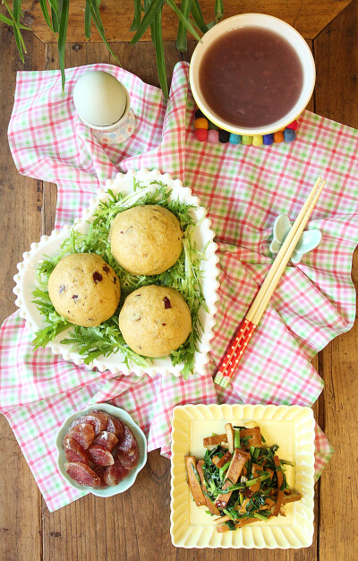 周一早餐：红枣窝头+韭菜炒香干+四川香肠+杂粮粥+咸鸭蛋。上周就馋窝头，这周做起来，一锅出来香喷喷，明明是杂粮但口感好细腻美味。掰开夹着菜和香肠吃，好吃停不下来。一碗热热的杂粮粥，拌着咸鸭蛋，溜溜缝。大家…