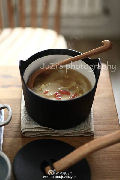 【上汤娃娃菜】 娃娃菜 盐 味精 麻油 步骤 1.白菜切粗丝，洗净 2.锅内入油，油热加入白菜煸炒，加高汤，加几颗枸杞焖约五分钟，加味精调味，淋麻油撒一些葱，盛出就完成了。