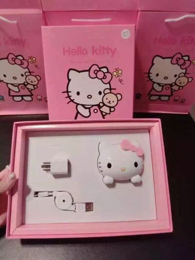 HelloKitty原装正品礼盒套装三件套 充电宝.盒标7000毫安，买一送二.（充电器插头可伸缩安卓线）赠品不在售后范围内.送原厂手拎篼自留送人都是面子十足~0059