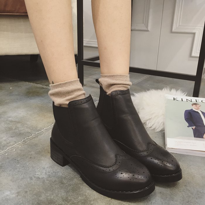 韩版学院风女鞋秋冬短靴布洛克雕花镂空圆头短靴中跟女靴