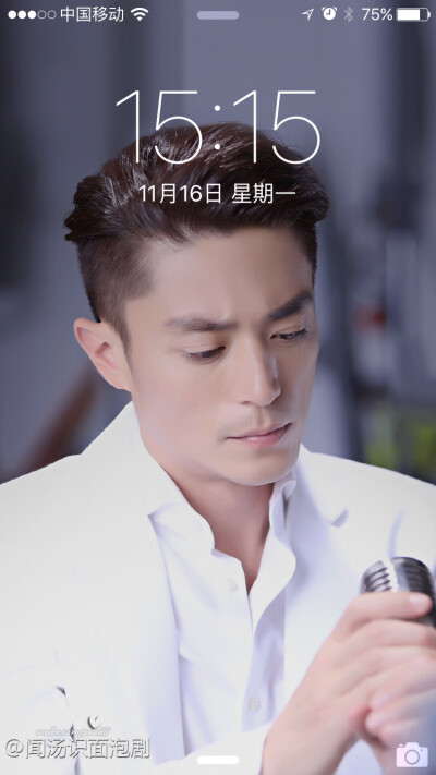 霍先森实力白衬衣杀！图片来自微博。