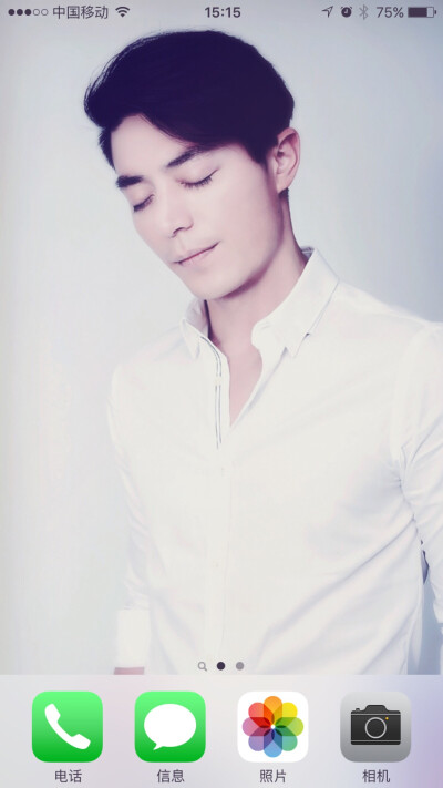 霍先森实力白衬衣杀！图片来自微博。