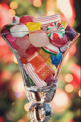 彩虹，满满糖果的杯子。