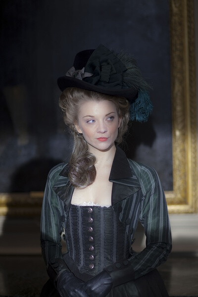 《The Scandalous Lady》Natalie Dormer饰演Lady Seymour Worsley，一个因放荡事迹震惊18世纪英国的女人，她总共有27个情夫，并与其中一个私奔，影片实则讲述了一个惊心动魄又大快人心的女权奋斗史。